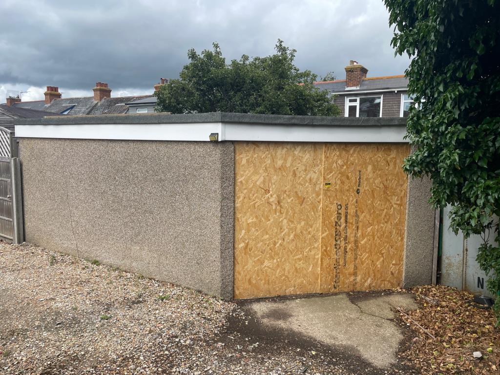 Lot: 153 - THREE-BEDROOM CHALET BUNGALOW WITH GARAGE FOR IMPROVEMENT - garage